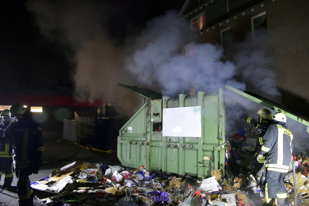 Feuer Papp Presscontainer Koeln Hoehenberg Bochumerstr P312.JPG - Miklos Laubert